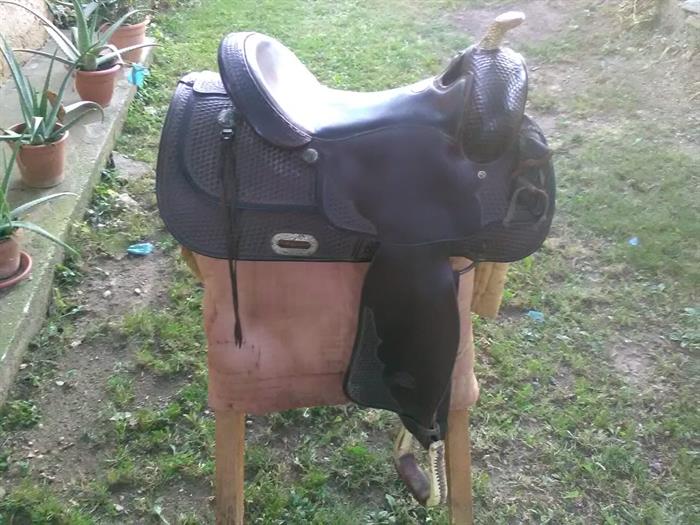 Poggiasella Pieghevole Da Muro Per Sella Western - Supporto Per Monta Americana | Colori Rosso/Nero, Base 38 Cm - Foto 5